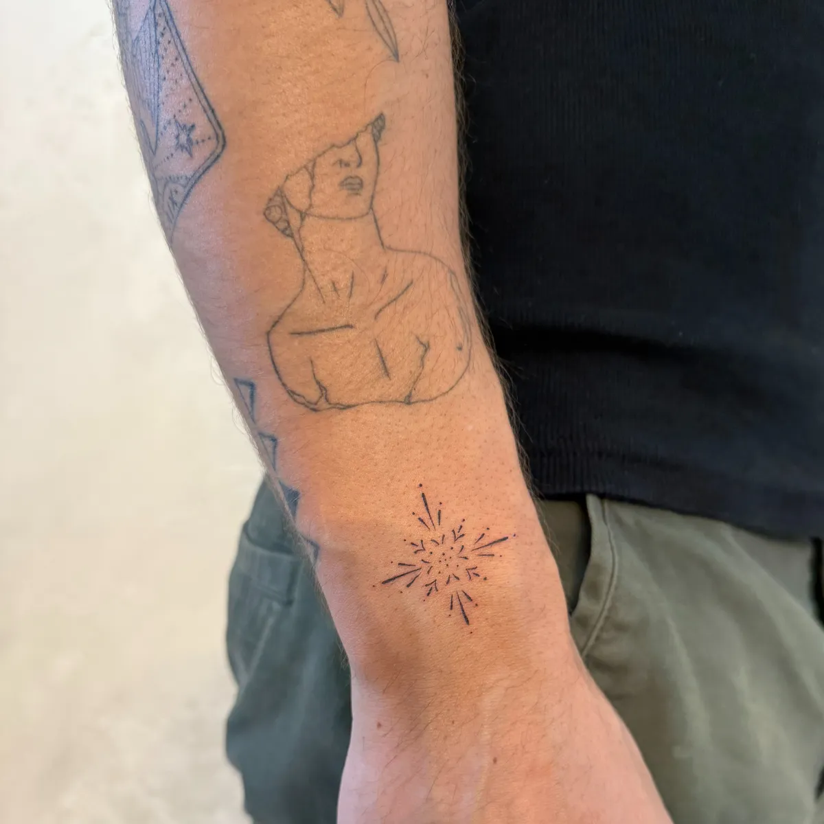 vany_ragequit_tattoo_zürich_006.webp - Image of Vany, Artist at Ragequit Tattoo Piercing Zurich