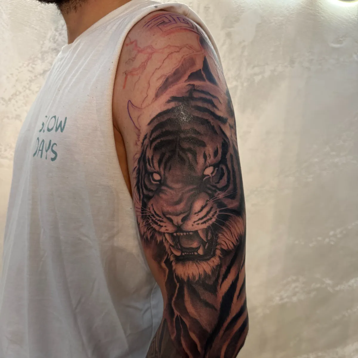 vany_ragequit_tattoo_zürich_019.webp - Image of Vany, Artist at Ragequit Tattoo Piercing Zurich